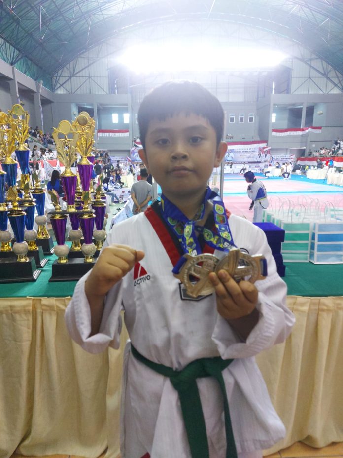 M Azzam Athaya, Murid SD Nurul Ilmi Kota Jambi berhasil merebut dua medali dalam Kejurnas Taekwondo Sumatera 2 2022.
